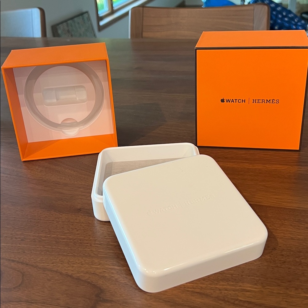 Apple Watch Hermès Packaging in Orange and White